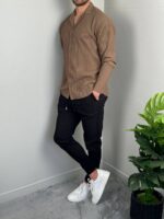 Braon muška oversize košulja uz crne pantalone i bele patike