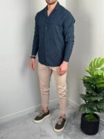 Komplet look sa teget muškom oversize košuljom i bež pantalonama