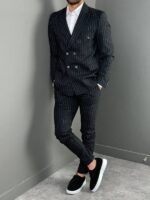MUSKO ODELO NA PRUGE U CRNOJBOJI I BELIM PRUGAMA. SLIM FIT KALUP