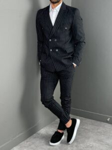 MUSKO ODELO NA PRUGE U CRNOJBOJI I BELIM PRUGAMA. SLIM FIT KALUP