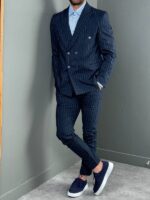 MUSKO ODELO NA PRUGE U TEGET BOJI I BELIM PRUGAMA. SLIM FIT KALUP