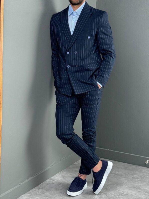 MUSKO ODELO NA PRUGE U TEGET BOJI I BELIM PRUGAMA. SLIM FIT KALUP