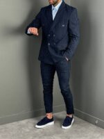 MUSKO ODELO NA PRUGE U TEGET BOJI I BELIM PRUGAMA. SLIM FIT KALUP