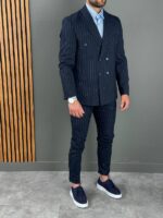 MUSKO ODELO NA PRUGE U TEGET BOJI I BELIM PRUGAMA. SLIM FIT KALUP