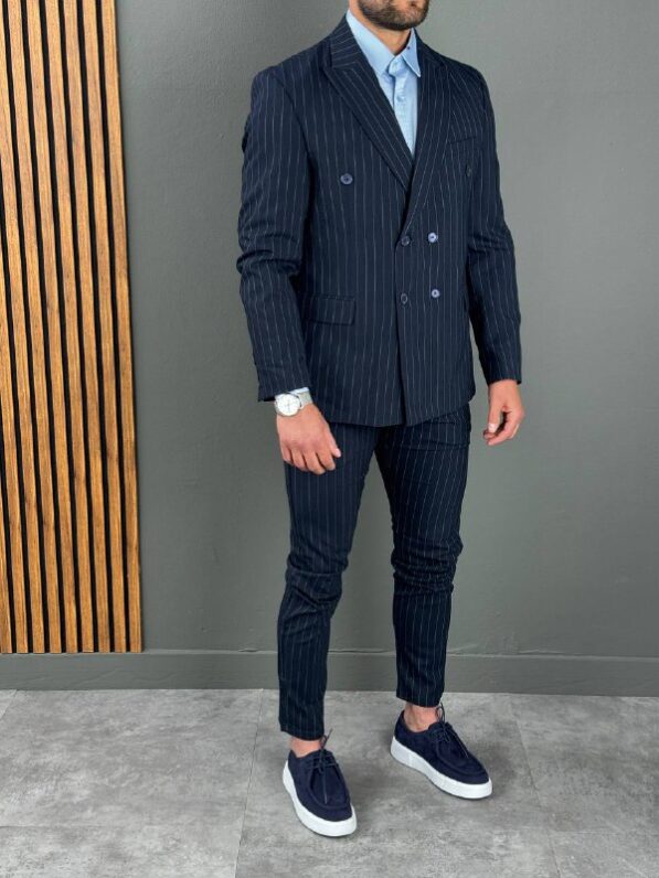 MUSKO ODELO NA PRUGE U TEGET BOJI I BELIM PRUGAMA. SLIM FIT KALUP