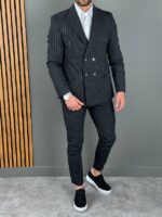 MUSKO ODELO NA PRUGE U CRNOJBOJI I BELIM PRUGAMA. SLIM FIT KALUP