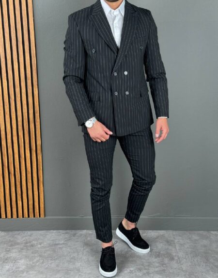 MUSKO ODELO NA PRUGE U CRNOJBOJI I BELIM PRUGAMA. SLIM FIT KALUP