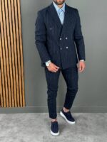 MUSKO ODELO NA PRUGE U TEGET BOJI I BELIM PRUGAMA. SLIM FIT KALUP