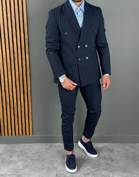 MUSKO ODELO NA PRUGE U TEGET BOJI I BELIM PRUGAMA. SLIM FIT KALUP