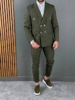 MUSKO ODELO NA PRUGE U MASLINASTOJ BOJI I BELIM PRUGAMA. SLIM FIT KALUP