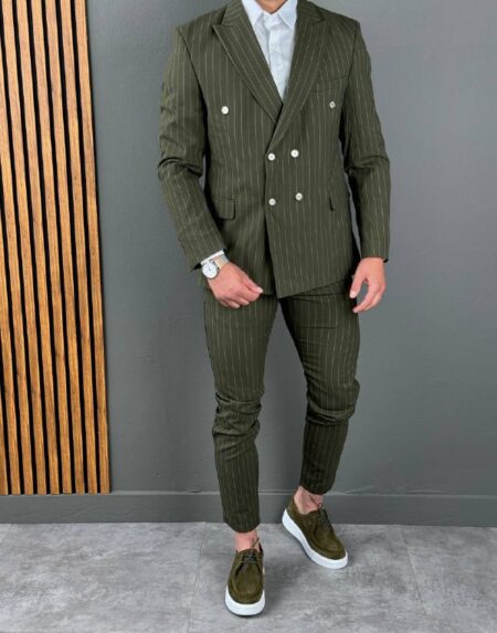 MUSKO ODELO NA PRUGE U MASLINASTOJ BOJI I BELIM PRUGAMA. SLIM FIT KALUP