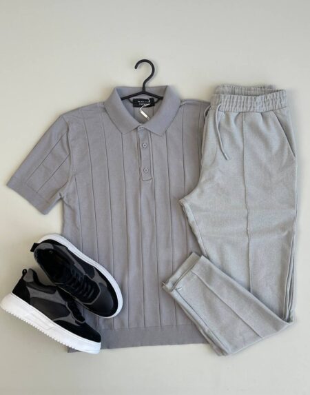 Polo majica i Sive pantalone