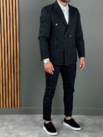 MUSKO ODELO NA PRUGE U CRNOJBOJI I BELIM PRUGAMA. SLIM FIT KALUP