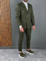 MUSKO ODELO NA PRUGE U MASLINASTOJ BOJI I BELIM PRUGAMA. SLIM FIT KALUP