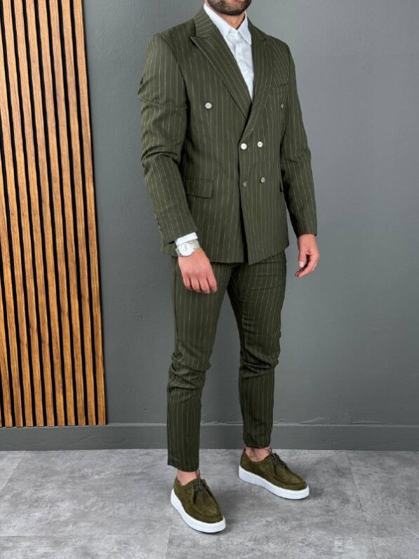 MUSKO ODELO NA PRUGE U MASLINASTOJ BOJI I BELIM PRUGAMA. SLIM FIT KALUP