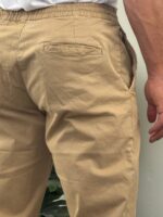 Bočni pogled na zadnji deo bež muških chino jogger pantalona P2344 sa zadnjim džepom