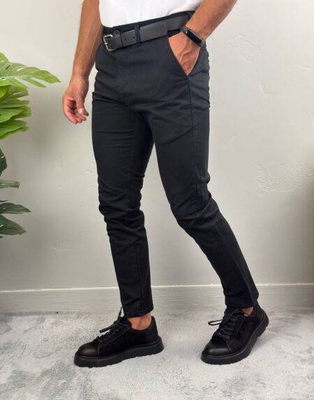 Muške pantalone od kepera u crnoj boji, model u celokupnom kadru sa kaišem