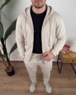 Otkopčan bež zip duks sa kapuljačom preko bele majice, deo basic kompleta