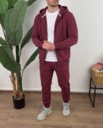 Bordo zip duks sa kapuljačom raskopčan preko bele majice, deo kompleta