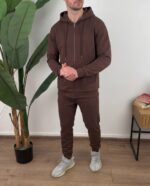 Braon dukserica sa kapuljačom raskopčana, vidi se kroj rukava i pantalona