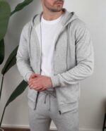 Basic komplet trenerka u sivoj boji, frontalni stav sa zatvorenim zip duksom i kapuljačom