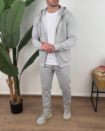 Bočni kadar sive basic trenerke sa duksom i pantalonama klasičnog kroja