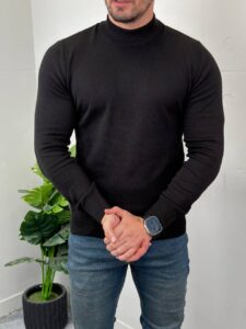 Crna muška polurolka D7720 na modelu, frontalni stav uz biljku u pozadini