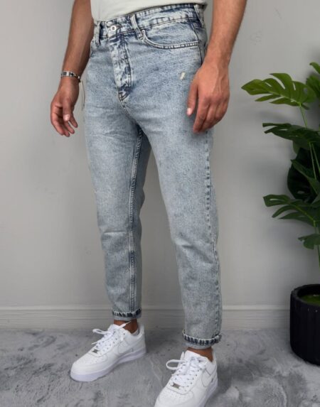 Muške farmerke F3499 u vrlo svetlo plavoj washed boji sa opuštenim krojem i belim sneakerima