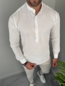 Muška košulja sa ruskom kragnom u beloj boji, frontalni kadar, model u belim pantalonama