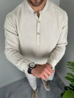 Bočni kadar bež muške košulje sa ruskom kragnom sa naglašenim šavovima