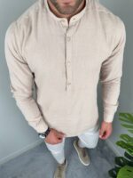 Muška košulja sa ruskom kragnom u bež nijansi, ceo kroj na modelu uz svetle pantalone