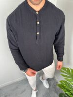 Crna muška košulja sa ruskom kragnom kombinovana sa belim pantalonama, frontal