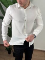 bela ultra flex košulja model razvlači materijal pokazuje elastičnost