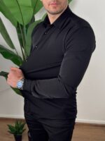 crna ultra flex košulja bočni pogled ruke prekrižene elastičan materijal