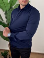 teget ultra flex košulja bočni pogled pokazuje elastičnost tkanine