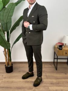 Model frontalno kopča dugmad maslinastog muškog odela sa dvorednim kopčanjem