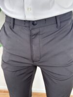 crne ultra flex pantalone bočni prikaz uz bele patike