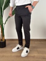 ultra flex pantalone u crnoj boji detalj kroja i džepova