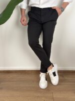 crne slim fit ultra flex pantalone prikaz od pozadi