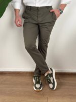 detalj materijala maslinastih ultra flex pantalona