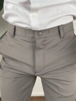 detalj kroja svetlo sivih ultra flex pantalona
