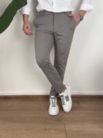 svetlo sive slim fit ultra flex pantalone od pozadi