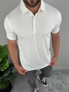 Bela basic muška polo majica od modal pamuka u celom kadru, model u sivim farmerkama