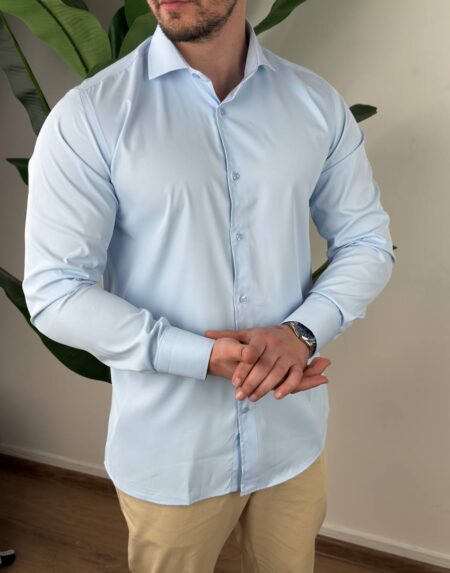 Svetloplava elegantna košulja na modelu, frontalni kadar uz svetle pantalone
