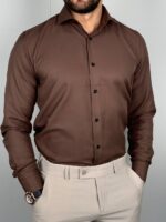 Tamno braon elegantna muška košulja sa krem pantalonama u klasičnom poslovnom komboi