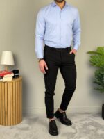 Elegantna muška košulja u svetlo plavoj boji uparena sa maslinastim pantalonama