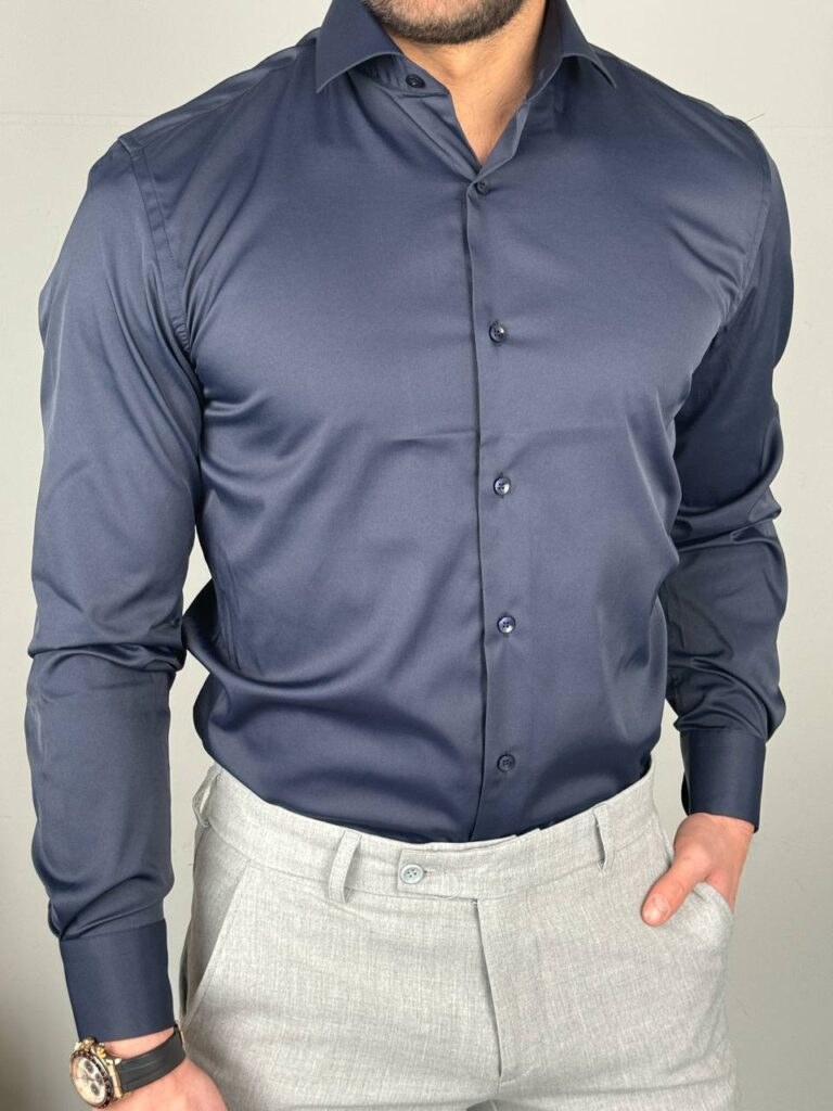 Teget elegantna muška košulja, frontalni kadar sa svetlosivim pantalonama u slim kroju