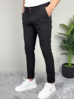 Elegantne muške pantalone u crnoj boji bliži prikaz džepa i materijala