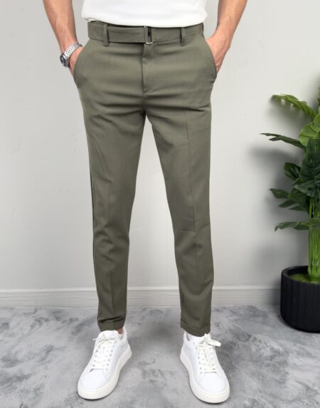 Elegantne muške pantalone maslinasta Metro Fit P3601 prednji prikaz sa rukom u džepu