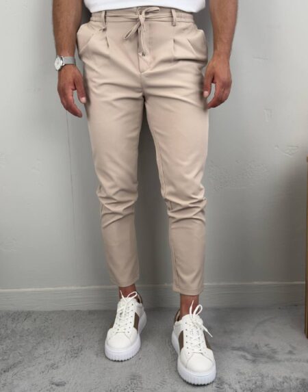 Italijanske elegantne pantalone bež P2517 frontalno na modelu sa belim patikama